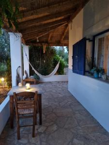 Balkón alebo terasa v ubytovaní Cozy Corfu Bungalow 5 minutes to Aqualand