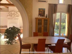 jadalnia ze stołem i krzesłami w obiekcie Villa du Soleil en Provence sur le Domaine du Golf de Pont Royal w mieście Mallemort