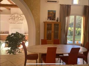 a dining room with a table and chairs at Villa du Soleil en Provence sur le Domaine du Golf de Pont Royal in Mallemort
