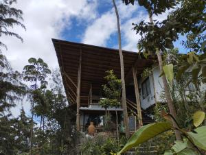 une maison avec un toit en gambrel dans l'établissement Posada Rural Casa del Aire, à Zetaquira