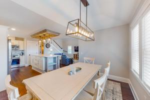 Küche/Küchenzeile in der Unterkunft Beachy Dunes OBX KDH128