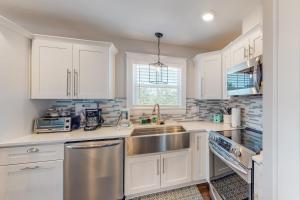 Küche/Küchenzeile in der Unterkunft Beachy Dunes OBX KDH128