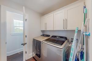 Küche/Küchenzeile in der Unterkunft Beachy Dunes OBX KDH128