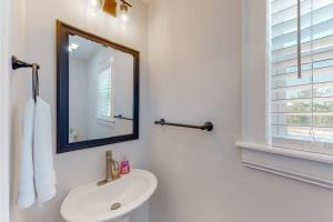 Ein Badezimmer in der Unterkunft Beachy Dunes OBX KDH128