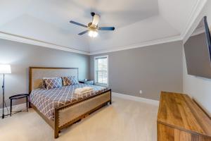 Ein Bett oder Betten in einem Zimmer der Unterkunft Beachy Dunes OBX KDH128