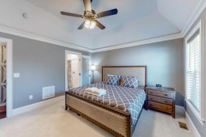 Ein Bett oder Betten in einem Zimmer der Unterkunft Beachy Dunes OBX KDH128