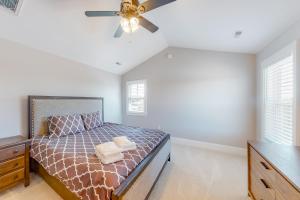 Ein Bett oder Betten in einem Zimmer der Unterkunft Beachy Dunes OBX KDH128