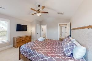 Ein Bett oder Betten in einem Zimmer der Unterkunft Beachy Dunes OBX KDH128