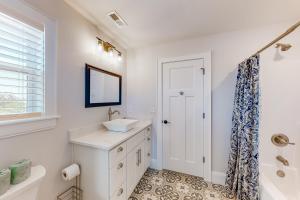Ein Badezimmer in der Unterkunft Beachy Dunes OBX KDH128