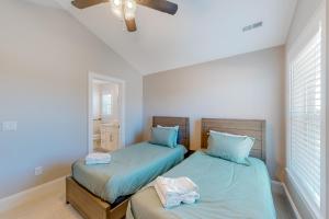 Ein Bett oder Betten in einem Zimmer der Unterkunft Beachy Dunes OBX KDH128