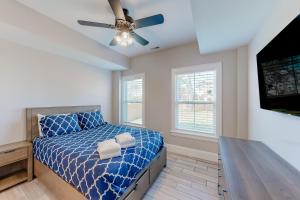 A bed or beds in a room at Beachy Dunes OBX KDH128