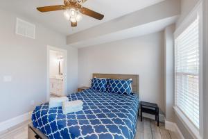 Ein Bett oder Betten in einem Zimmer der Unterkunft Beachy Dunes OBX KDH128