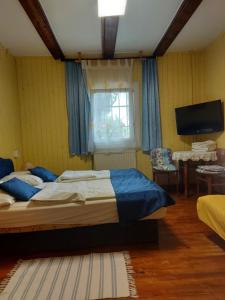 ein Schlafzimmer mit einem großen Bett und einem Fenster in der Unterkunft Agroturism Jures in Ljutomer