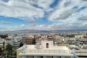 uitzicht op de stad vanaf het dak van een gebouw bij Acropolis 360 in Athene