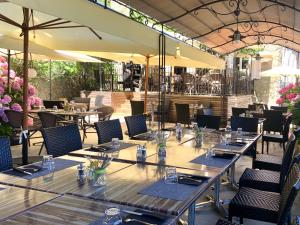un groupe de tables et de chaises dans un restaurant dans l'établissement Hotel U Campanile, à Vivario