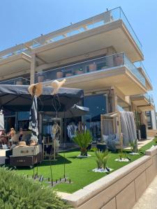 Сад в The little palace next to the sea