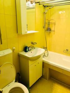 uma casa de banho amarela com um WC e um lavatório em Joy City Stay Victoriei 7G-3 em Timişoara