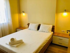 - une chambre avec un lit et une serviette dans l'établissement Joy City Stay Victoriei 7G-3, à Timişoara