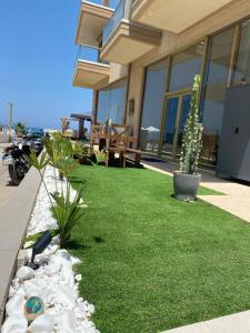 Сад в The little palace next to the sea