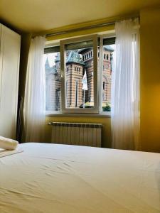 - une chambre avec un grand lit et une fenêtre dans l'établissement Joy City Stay Victoriei 7G-3, à Timişoara