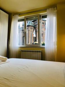 Postel nebo postele na pokoji v ubytování Joy City Stay Victoriei 7G-3