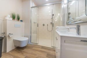 łazienka z prysznicem, toaletą i umywalką w obiekcie Pomorskie Apartamenty Bernadowska Green Deluxe w mieście Gdynia +29 zdjęć