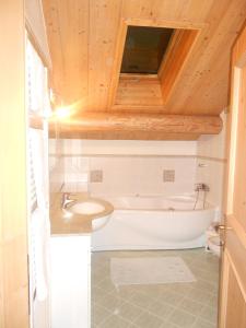 Phòng tắm tại Casa Martina +18 ảnh