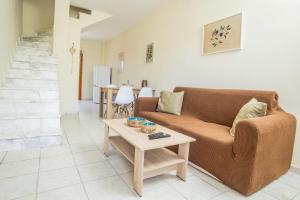 sala de estar con sofá y mesa en Sea&Sun Pyrgadikia Apartments, en Pyrgadikia