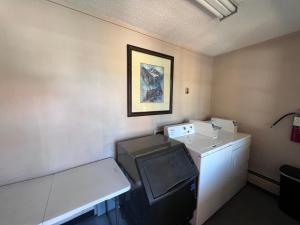 Postel nebo postele na pokoji v ubytování Adobe Inn Durango