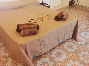 un letto con due asciugamani e alcuni giocattoli sopra di GARIBALDI HOUSE a Marsala