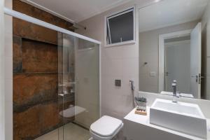 La salle de bains est pourvue de toilettes, d'un lavabo et d'une douche. dans l'établissement Moderno em Ipanema - Ótimo para famílias - RE406 Z2, à Rio de Janeiro