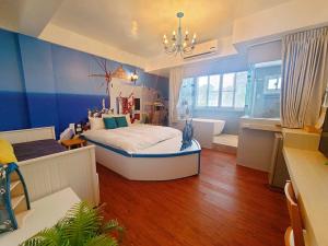 una camera da letto con un letto grande e una vasca da bagno di 輕森嶼 a Tainan