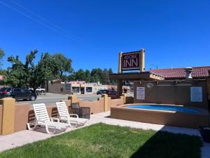 Bazén v ubytování Adobe Inn Durango nebo v jeho okolí