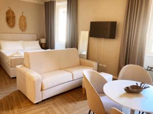 Gatto Bianco Bergamo Apartment في بيرغامو: غرفة معيشة مع أريكة وسرير