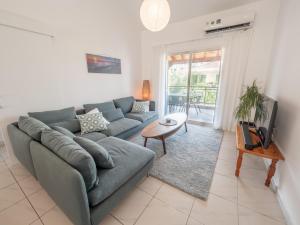 - un salon avec un canapé et une table dans l'établissement The Salnik Beach Apartment, à Limassol