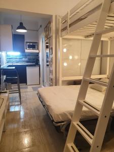 Voodi või voodid majutusasutuse Mini house LOFT 25m2 in Barcelona toas