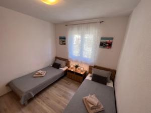 Posteľ alebo postele v izbe v ubytovaní Mavarstica Bay View Apartment with Garage (by the Diving Center)