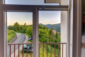 een uitzicht vanuit een raam van een weg bij ИНвела in Smolyan