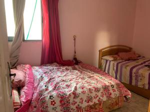 1 dormitorio con 1 cama y una ventana con cortinas en Sea view flat for FAMILY ONLY in Miami en Alexandría