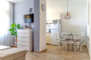 une cuisine et une salle à manger avec une table et un réfrigérateur dans l'établissement Apartment Arya, à Makarska 31 autres photos