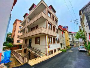 una casa está siendo construida en el lado de una calle en Mazlum Apart, en Trabzon