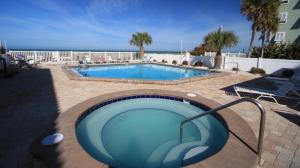 ein großer Pool neben einem Haus in der Unterkunft Sand Castle North 404 in Clearwater Beach