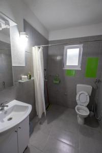 un bagno con un water bianco e un lavandino di Vikendica Lohovo a Bihać