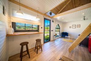 ein Zimmer mit einer Bar und Hockern in einem winzigen Haus in der Unterkunft ROOT TINY HOUSE KALKAN in Kaş