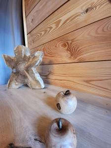 three onions sitting on the floor next to a bed at Les cabanes du domaine de l Esperluette in Le Lauzet-Ubaye