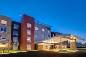 un montage de l'avant d'un bâtiment dans l'établissement Fairfield by Marriott Inn & Suites Rochester Hills, à Rochester Hills