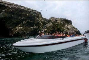 un grupo de personas en un barco en el agua en Hostal Mendieta, en Paracas