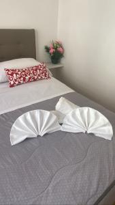 2 almohadas blancas encima de la cama en Affittacamere L'Orchidea, en Ventimiglia