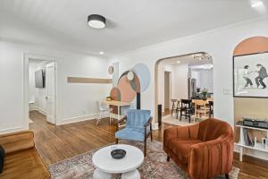 een woonkamer met meubilair en een eetkamer bij SUN LIT BUNGALOW with GOOD VIBES AND LOTS OF WINE - DesignedByDom in Atlanta