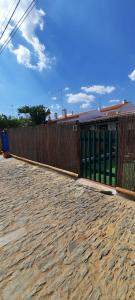 een gebouw met een hek aan de zijkant bij Sunrise Monsaraz Green - 1km Castelo Monsaraz com telheiro e jardim in Monsaraz